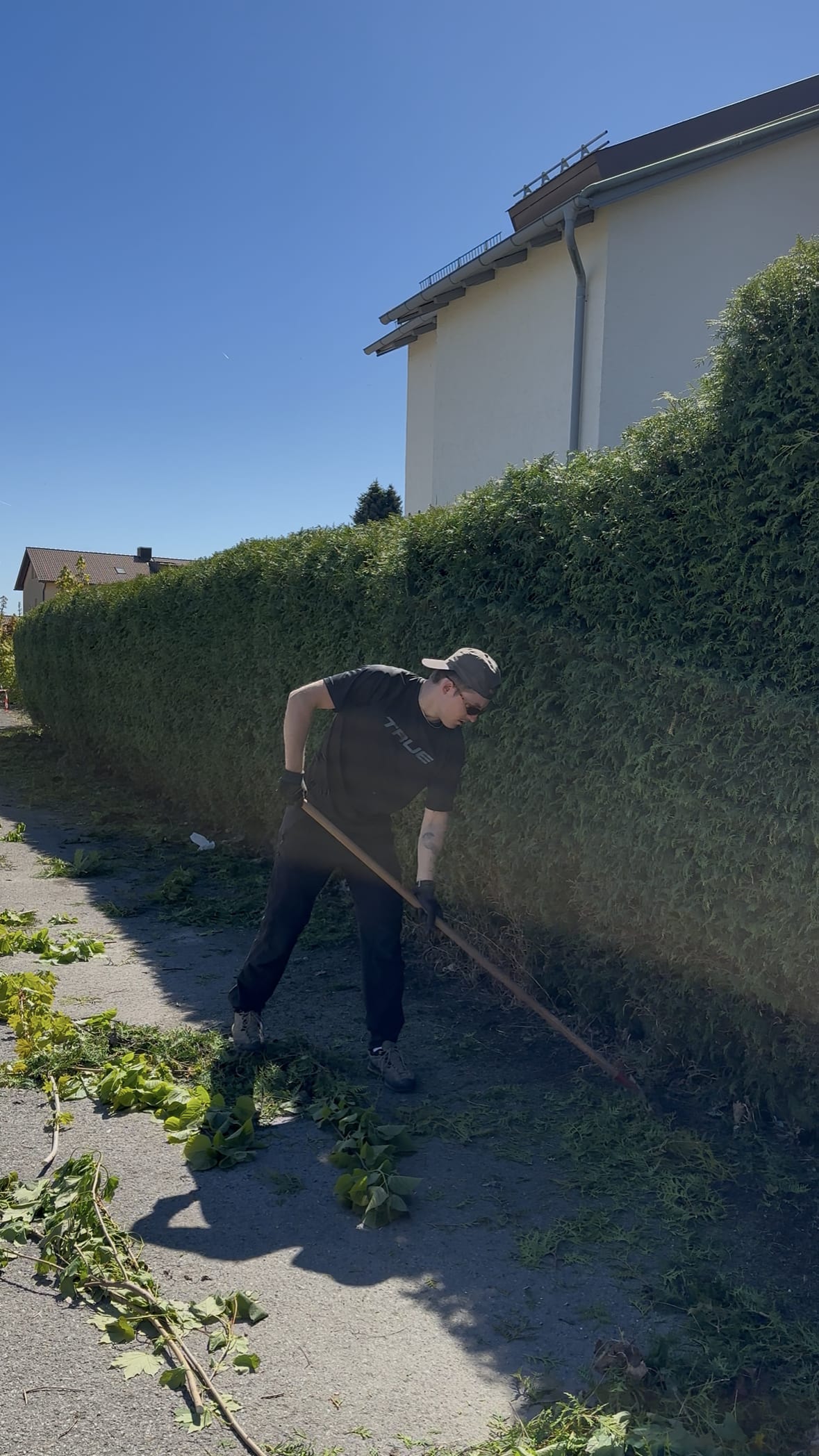 Elias Mayr bei der Gartenarbeit an einer Hecke im Inntal
