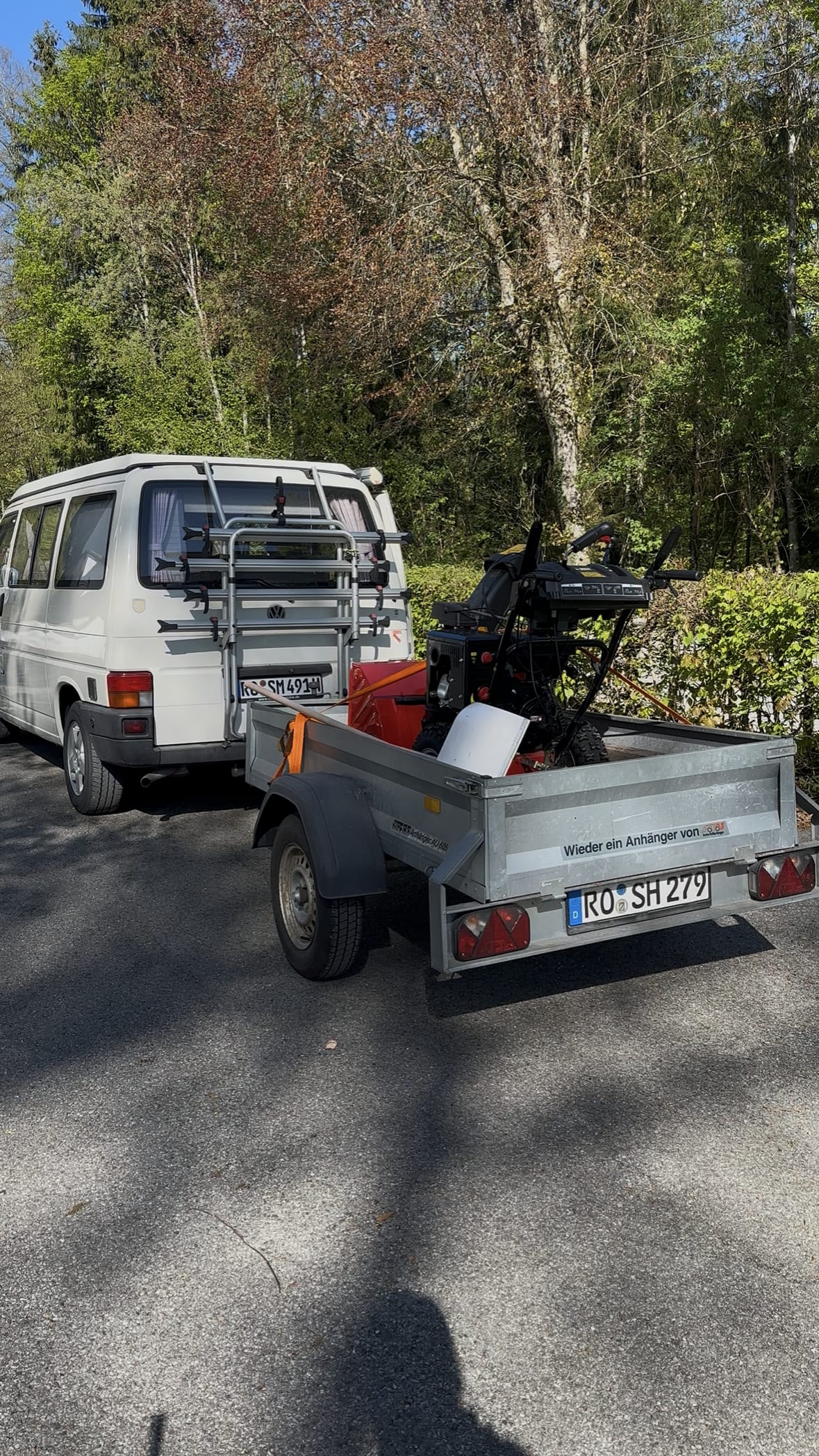 Fahrzeug mit Schneefräse für den Winterdienst im Inntal